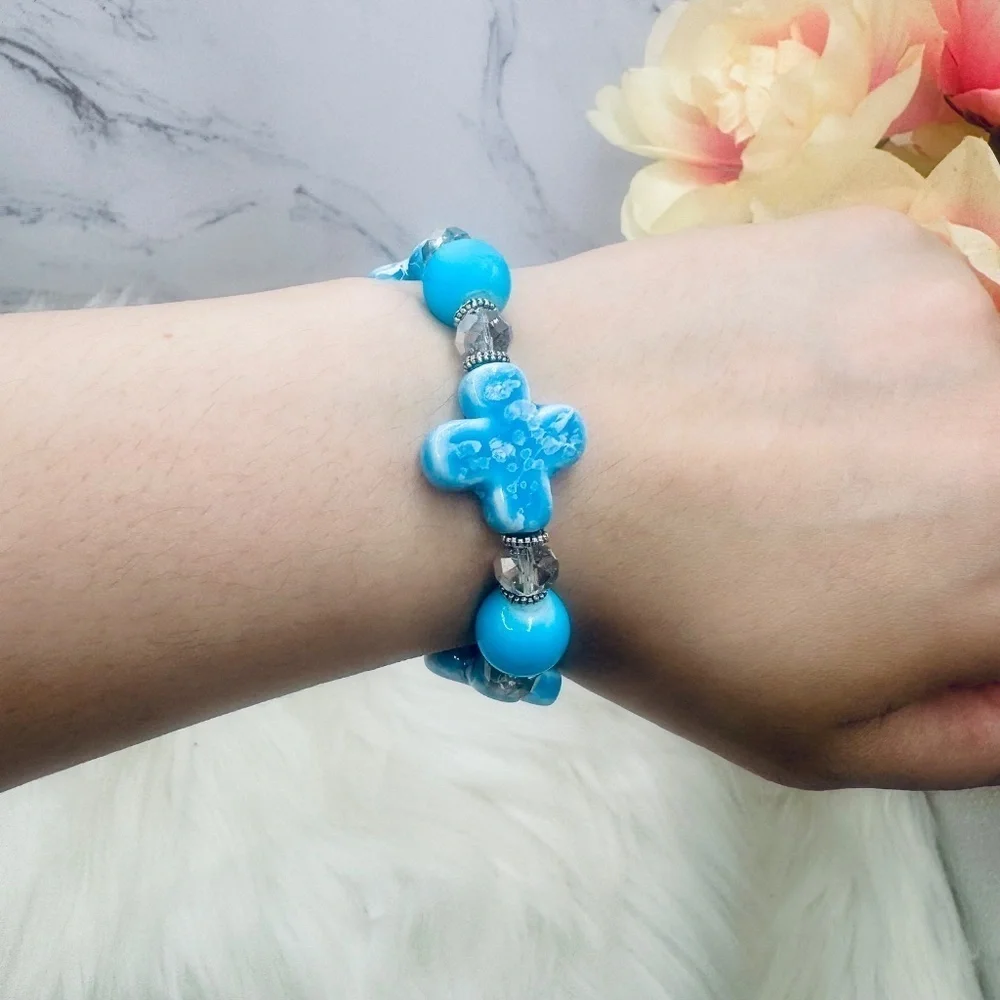 Floral Shaped Stone Beaded Bracelet in Blue